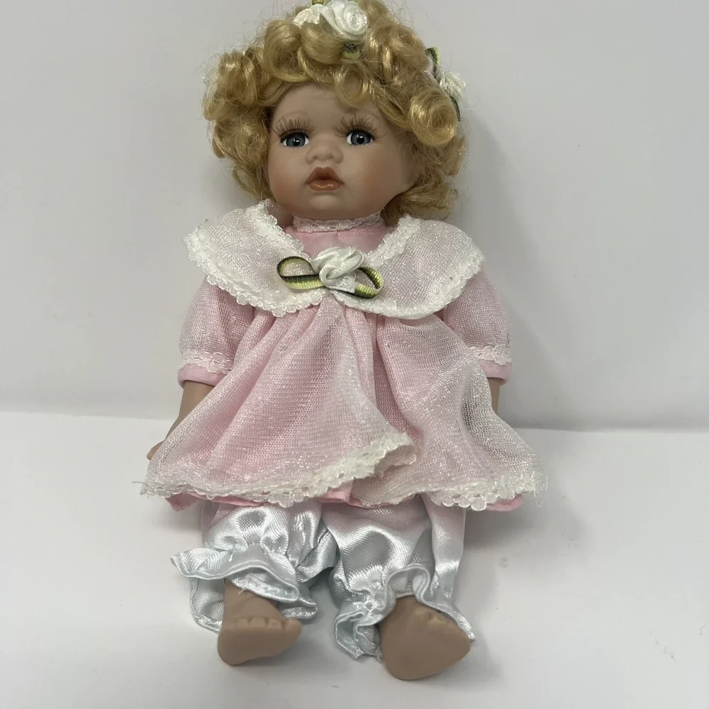 Avon Fairy Tale Collection Rapunzel Porcelain Doll 1986 Blonde Hair Collectible